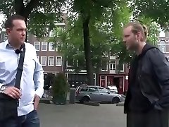 迷人的瘦妓女得到性交很难在很多的位置