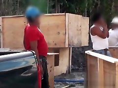 kiara parpadea y chupa en público