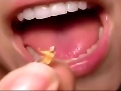 सुनहरे बालों वाली माँ उसके बेटे vore