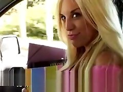 la blonde et la salope se fait baiser sur une voie libre