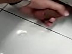 Punhetando o cara no banheiro do Shopping Três Américas - Cuiabá, MT Punhetando o cara no banheiro do Shopping Três Américas - Cuiabá, MT