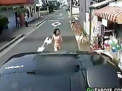 नग्न एशियाई लड़की के बाहर चल रहा