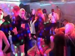 活泼的青少年得到完全愚蠢和赤裸裸的在铁杆Pa