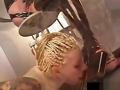 rubberdoll & gummi gemalt dame spanked in offenen arsch röcke!