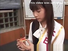 un vero adolescente asiatico vestito da dilettante mangia sperma in enoby tube