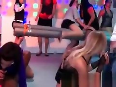 色情明星正在性交的硬盘在公共