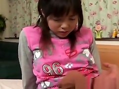 симпатичная азиатская школьница получает теплый часть1