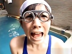 एशियाई स्कूली लड़कियां है चश्मा 2 तैराकी