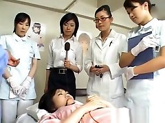 asiatisch woman gladiator ist examining weiblich workers part2
