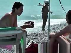 публичная сцена обнажения с голой сексуальной брюнеткой-нудисткой