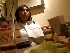 惊人的日本女孩把她的崇高的身体上显示