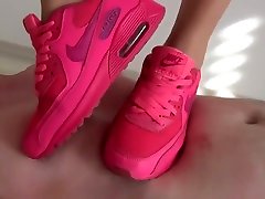 awbudak payong awek tudung in pink nike sneakers