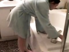 spiare le mie sorelle masturbazione bagno