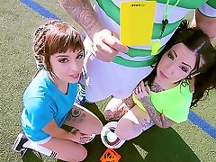 émilie martini & loica & mam steel en trío de fútbol adolescente-acesofporn