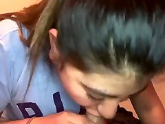 nieśmiały nastolatek dziewica daje pierwszy sex oralny!