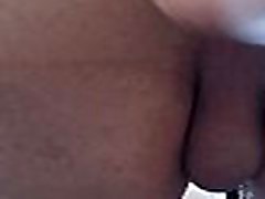 Gode rouge et insertion anale Gode rouge et insertion anale