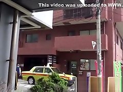 la adolescente asiática pelirroja filmada mientras orinaba en la calle