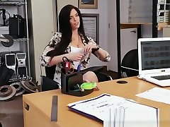 丰满华丽的女孩捣硬通过一个假的代理在POV
