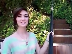 slim bodied alana rains plaise à sa première puissante bite noire