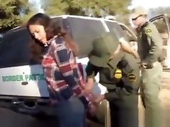 две горячие красотки развлекаются сосет большой толстый белый член
