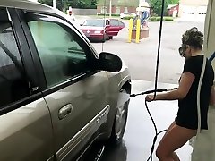 mamma sexy che lampeggia sulla strada e il carwash!