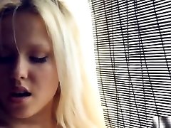 华丽的年轻女孩在真正的自制的色情视频