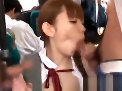 симпатичная японская девушка трахается в поезде