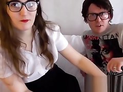 hübsche junge dame schluckt zwei große schwänze mit leidenschaft