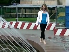 katya caminando russian boy fuck russian girl en público en un día lluvioso 3