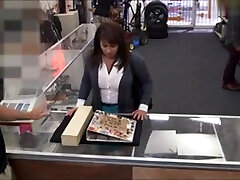 una mujer latina vende su manguito por dinero para pagar la fianza