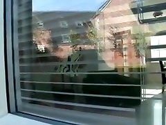 不忠的英语成熟的女士索尼娅展示了她的超大