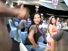 les strip-teaseurs dansent à la fête