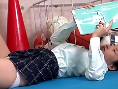 Japanese schoolgirl flash show her white cotton panties in the gym