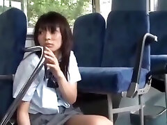 une écolière se branlant pour un homme daffaires visage sur le bus film 2