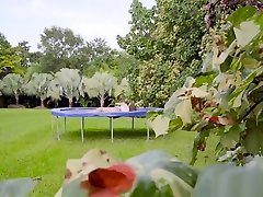 پیچک گل رز در کون, دخترک معصوم, خود ارضایی در ترامپلاین