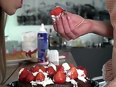三个胆大包天的辣妹吃草莓和假阳具他妈的肛门孔