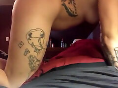 hot blonde inserisce butt plug e usa dildo