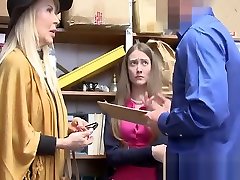 孙女和奶奶被抓到偷