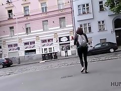 hunt4k. piękna dziewczyna ze smukłą ciałem gorszy sprytny łowca
