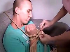 el hombre la lame por todas partes y luego conduce en su coño empapado