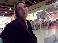 les filles de mallcuties trompent leurs copains pour une compilation de magasinage gratuit