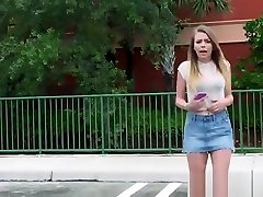 довольно подросток любит, чтобы ее мокрую киску трахают внутри автомобиля