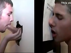 el tipo caliente consigue el sexo oral gay en gloryhole