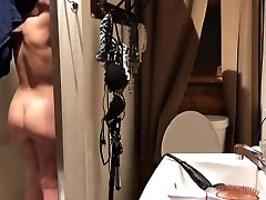 Spycam上的stepsister淋浴，然后准备上床睡觉