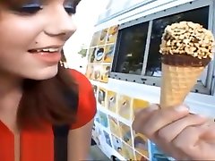冰淇淋卡车青少年女生在膝盖高袜子得到一半