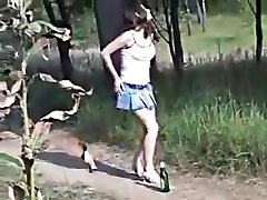 una morena rusa bebe cerveza y orina