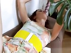 un outil de cuisine sexy dans sa chatte de monstre