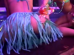Sexy chicks shake their tubey friday for the crowd - DreamGirls