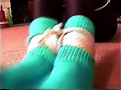 atada y amordazada en su cumshot on pantyhose spandex por un intruso