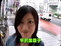 азиатская девушка разделась на улице. enf